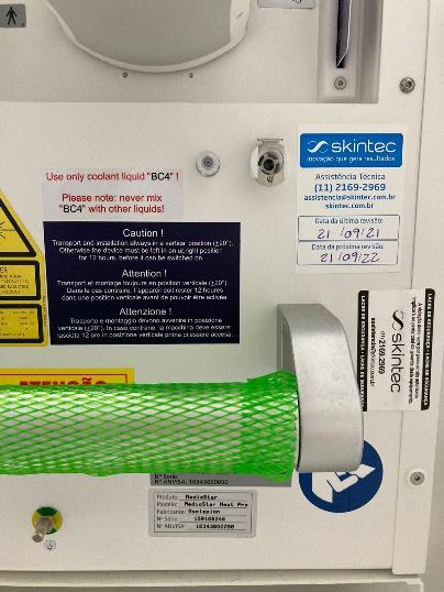 LASER MEDIOSTAR — Com o equipamento desligado, remover a borracha de proteção