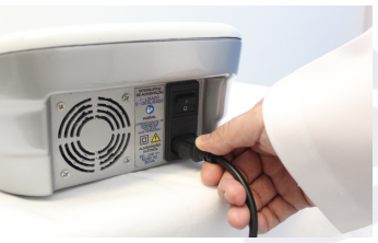 Plataforma Zye — a) Conecte o cabo de alimentação elétrica no equipamento e a fonte de alimentação elétrica na parede