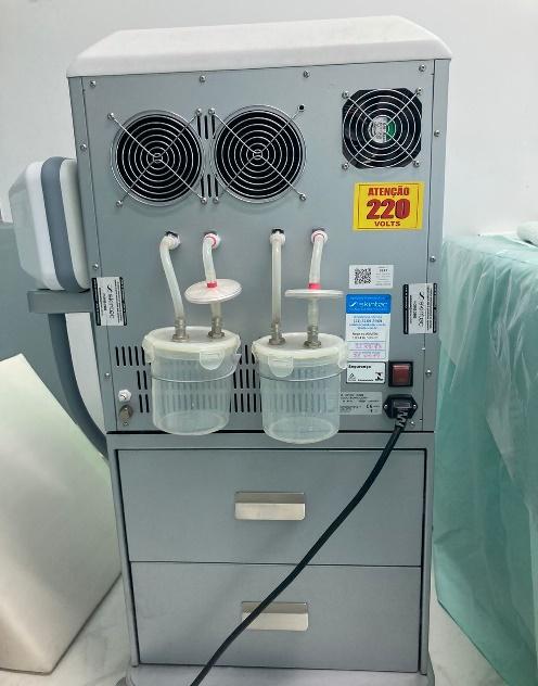 CRIOLIPÓLISE COOL-TECH — Ligar a chave geral localizada na parte traseira do equipamento